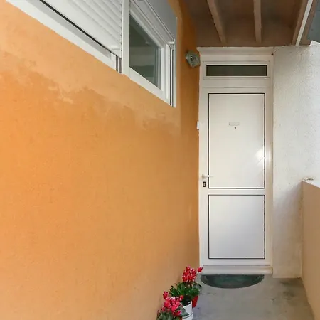 Dade Apartment *